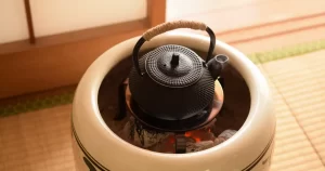 火鉢が残っていたら｜灰を先に出す。中身のまま運ばない