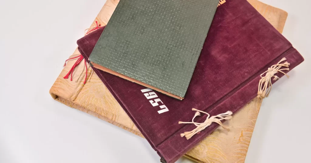 重ねられた三冊の古いアルバム
